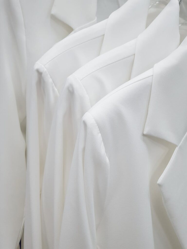 How to Build a Minimalist Wardrobe and Simplify Your Routine